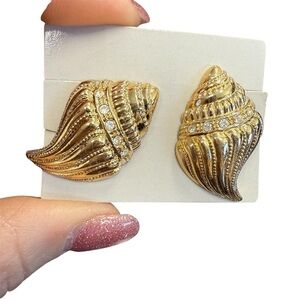 Avon Kenneth Jay Lane Undersea Goldtone Shell clip Earrings with Rhinestones